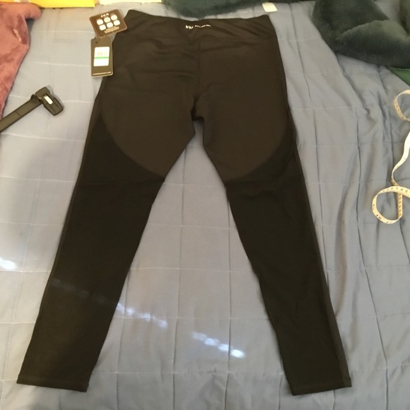 NWT Andrew Marc New York Performance Compression Performance Black Leggings - Picture 10 of 15